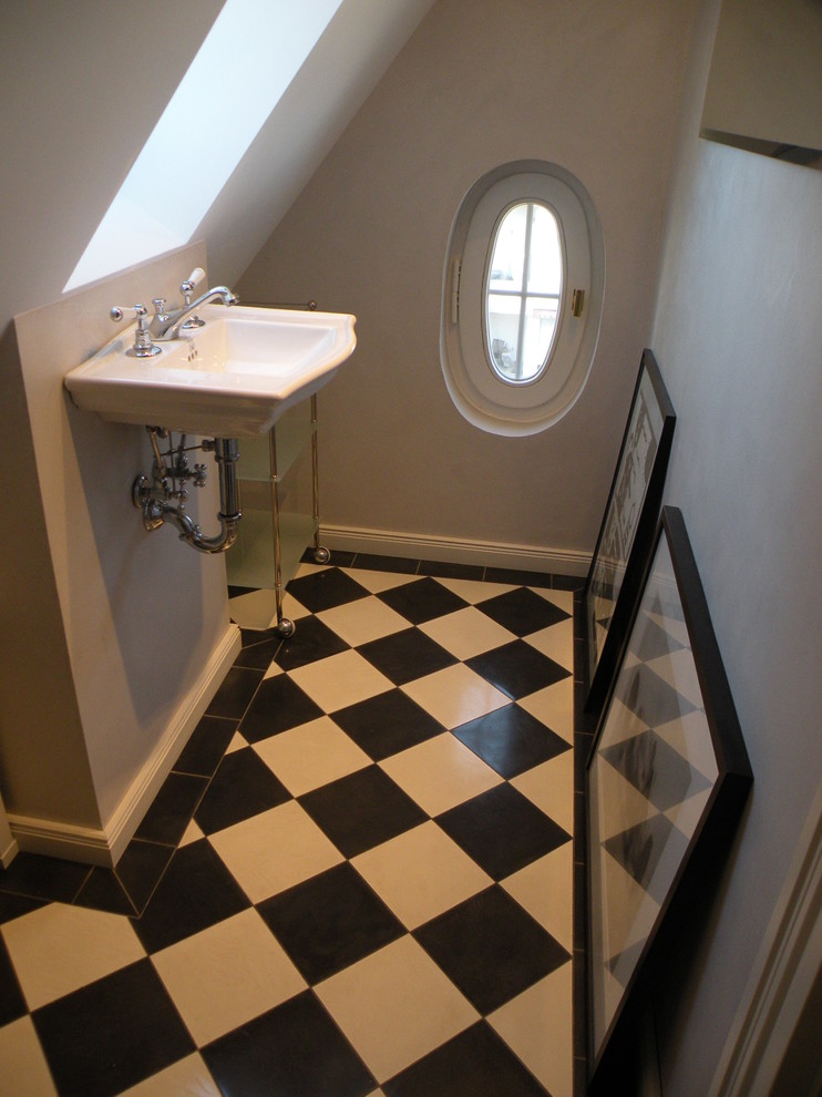На фото: маленький туалет в классическом стиле с черно-белой плиткой, серыми стенами, раковиной с несколькими смесителями и полом из керамической плитки для на участке и в саду с