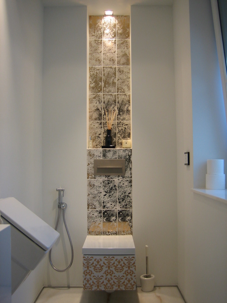 デュッセルドルフにある小さなエクレクティックスタイルのおしゃれなトイレ・洗面所 (マルチカラーのタイル、白い壁、小便器、大理石の床) の写真