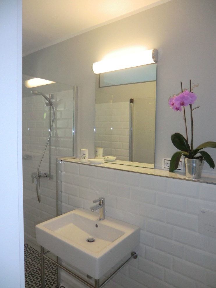 Imagen de cuarto de baño tradicional pequeño con baldosas y/o azulejos blancos, baldosas y/o azulejos de porcelana, paredes grises, suelo con mosaicos de baldosas y lavabo suspendido