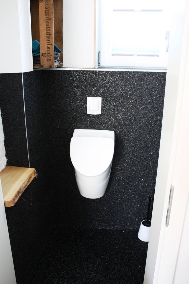 Idee per un piccolo bagno di servizio industriale con top in legno, orinatoio, pareti bianche e pavimento in marmo