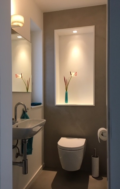 Kleine Moderne Gästetoilette mit Wandtoilette mit Spülkasten, grauer Wandfarbe, Betonboden, Wandwaschbecken und grauem Boden in Düsseldorf