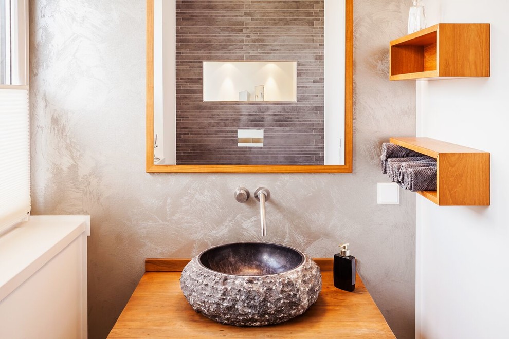 Idee per un bagno di servizio contemporaneo di medie dimensioni con ante con riquadro incassato, ante in legno scuro e top in granito