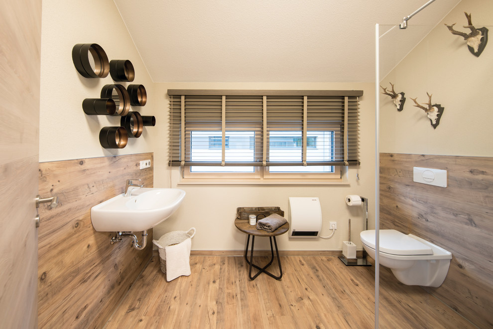 Kleine Moderne Gästetoilette mit beiger Wandfarbe, dunklem Holzboden und braunem Boden