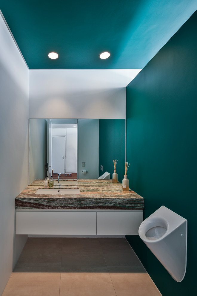 Idee per un bagno di servizio minimal di medie dimensioni con ante lisce, ante bianche, pareti verdi, lavabo sottopiano e pavimento beige