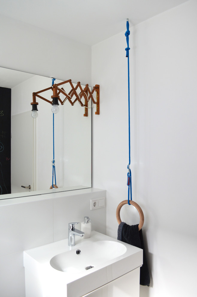 Idee per un bagno di servizio minimalista con ante lisce, ante bianche, pareti bianche e lavabo a bacinella