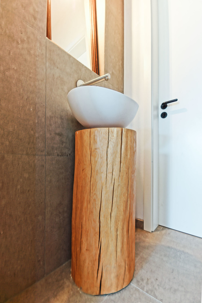 Idéer för ett litet modernt toalett, med vita väggar