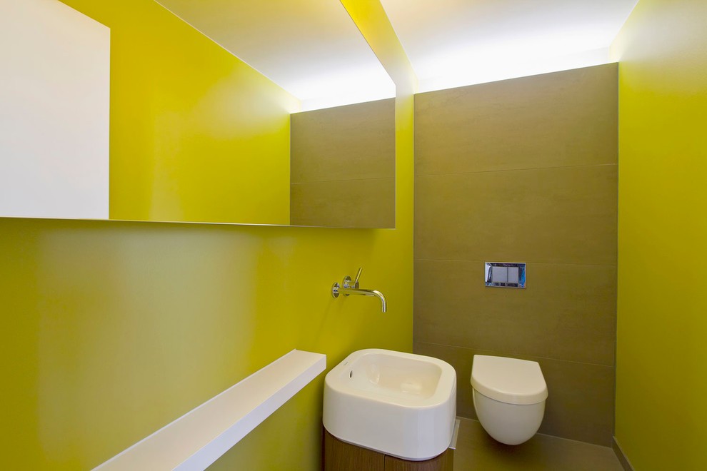Стильный дизайн: маленький туалет в современном стиле с инсталляцией, зелеными стенами, настольной раковиной и бежевой плиткой для на участке и в саду - последний тренд