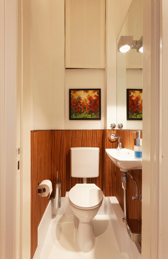 Imagen de aseo actual pequeño con sanitario de una pieza, paredes blancas y lavabo suspendido