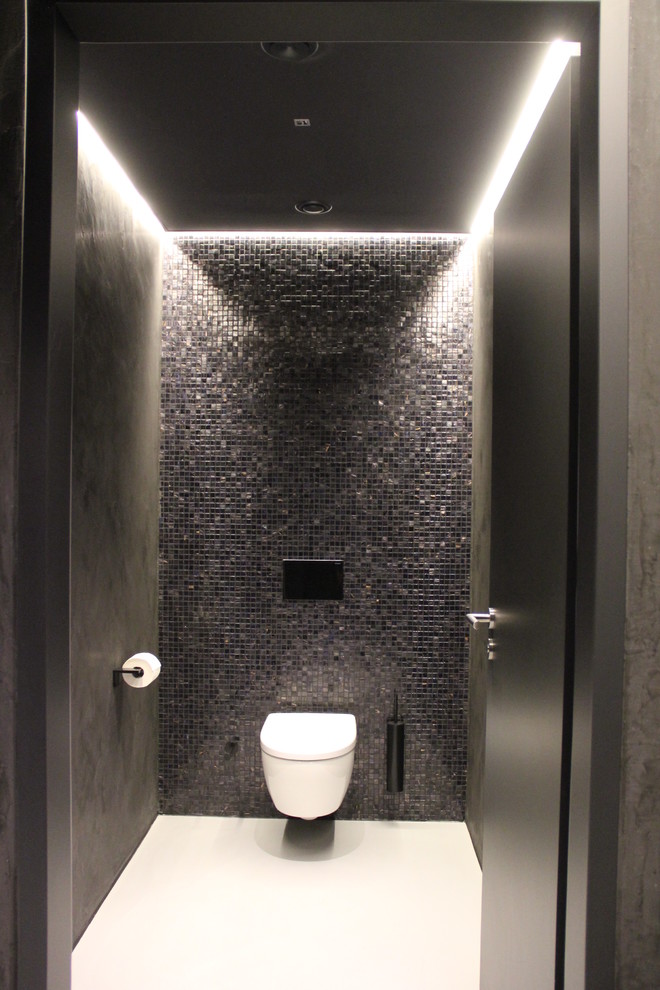 Источник вдохновения для домашнего уюта: маленький туалет в современном стиле с черной плиткой, плиткой мозаикой, черными стенами, бетонным полом и инсталляцией для на участке и в саду
