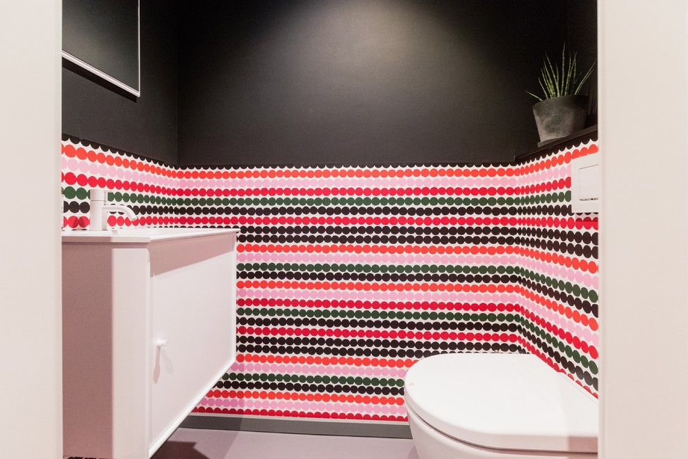 Kleine Moderne Gästetoilette mit schwarzer Wandfarbe, Linoleum und grauem Boden in Frankfurt am Main
