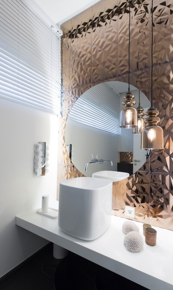 Immagine di un piccolo bagno di servizio design con pareti bianche e lavabo a bacinella
