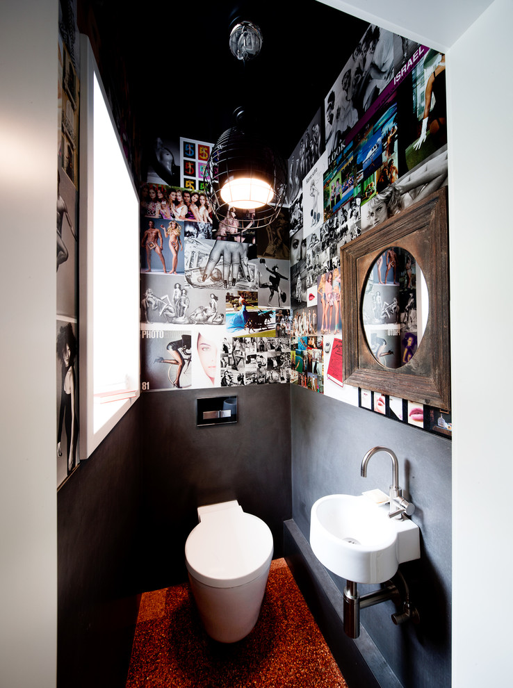 Eklektisk inredning av ett mellanstort toalett, med grå väggar, ett väggmonterat handfat och en toalettstol med hel cisternkåpa