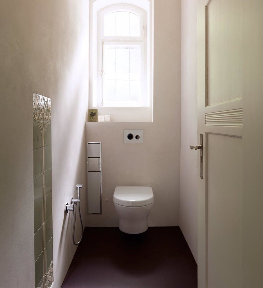 Esempio di un bagno di servizio chic con WC sospeso, piastrelle verdi e pavimento viola