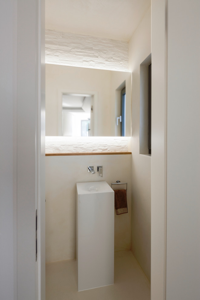 Foto di un piccolo bagno di servizio design con lavabo a colonna e pareti beige