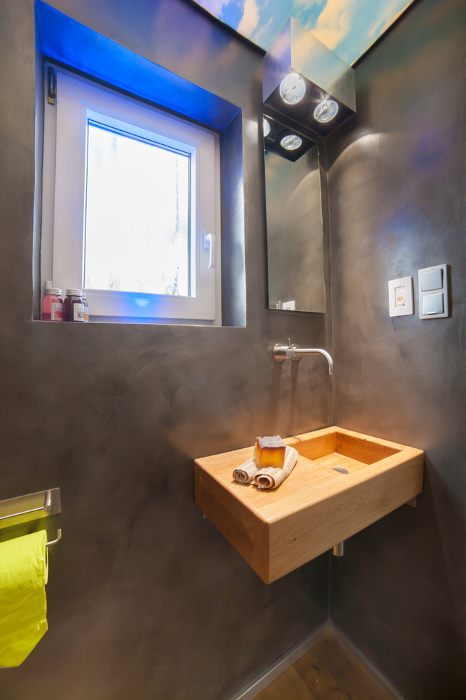 Свежая идея для дизайна: туалет в современном стиле - отличное фото интерьера