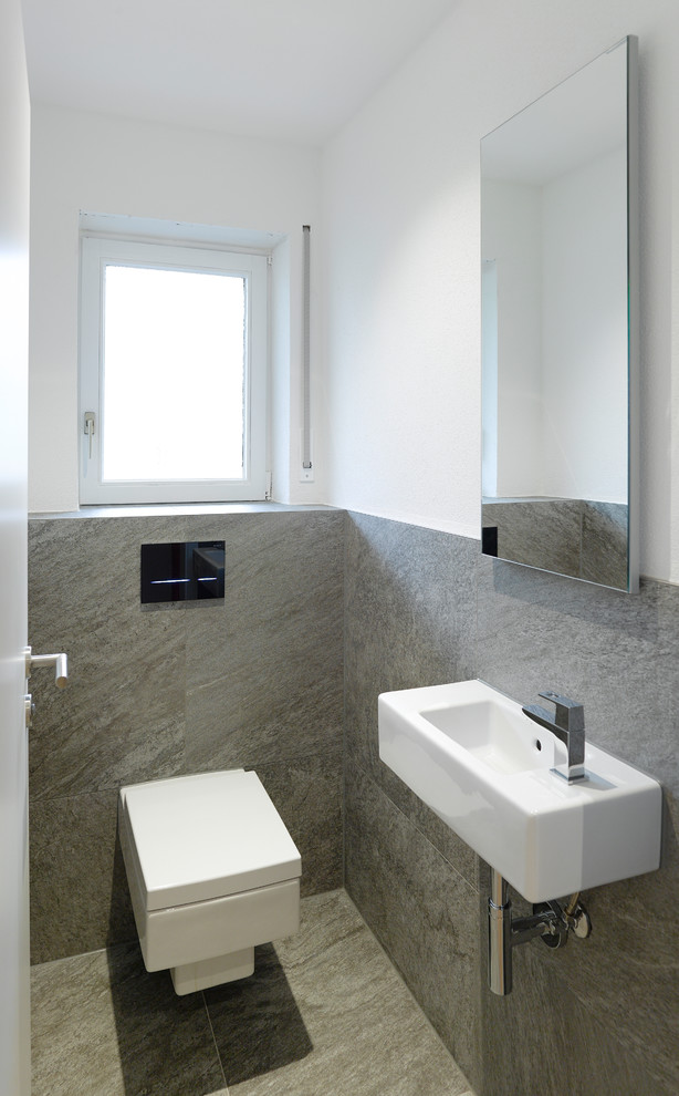 Idéer för ett mellanstort modernt toalett, med vita väggar, vinylgolv, beiget golv, släta luckor, vita skåp, en vägghängd toalettstol, vit kakel, porslinskakel och ett väggmonterat handfat