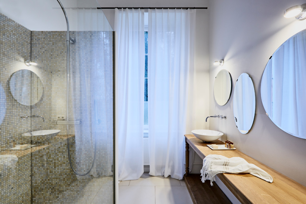 Foto på ett litet funkis badrum, med skåp i ljust trä, en vägghängd toalettstol, marmorkakel, vita väggar, klinkergolv i porslin, ett fristående handfat, bänkskiva i rostfritt stål, beiget golv och öppna hyllor