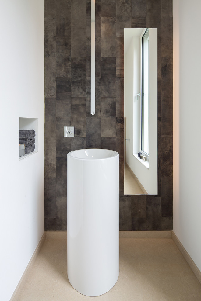 Inspiration för moderna toaletter, med öppna hyllor, bruna väggar och ett fristående handfat