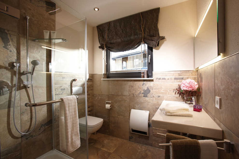 Cette photo montre une salle de bain tendance avec un carrelage marron, un mur beige et un sol marron.