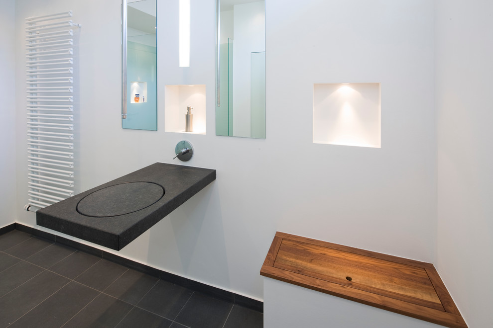 На фото: туалет среднего размера в современном стиле с подвесной раковиной
