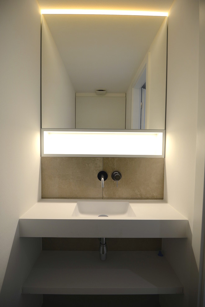 Ispirazione per un piccolo bagno di servizio minimalista con top in superficie solida e top bianco
