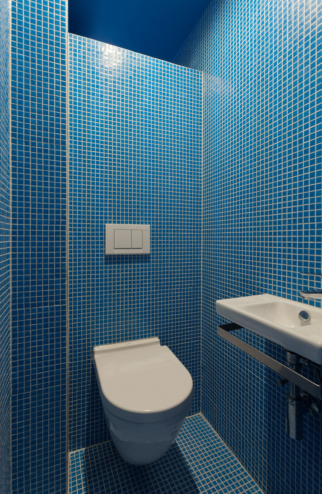 Inspiration pour un petit WC suspendu design avec un lavabo suspendu, un carrelage bleu, mosaïque, un mur bleu, un sol en carrelage de terre cuite et un sol bleu.