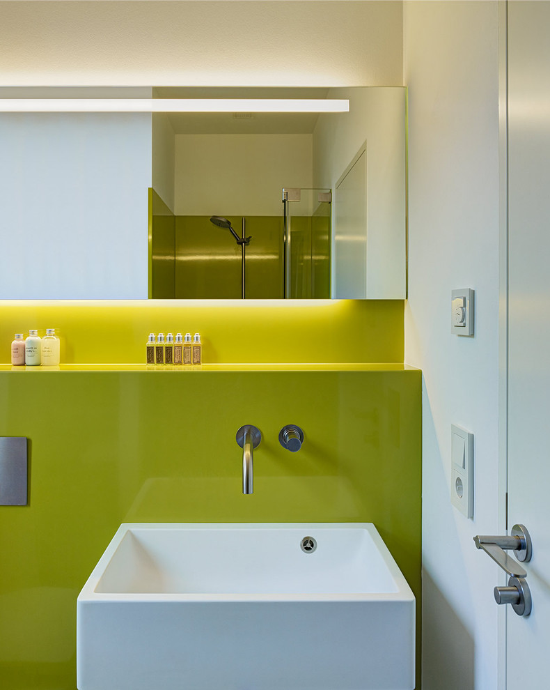 Moderne Gästetoilette mit Wandwaschbecken und grüner Wandfarbe in Frankfurt am Main
