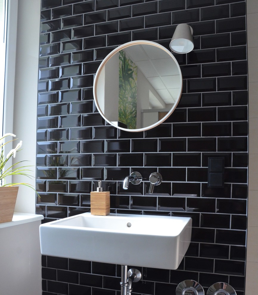 Foto di un piccolo bagno di servizio industriale con piastrelle diamantate, pareti nere, pavimento con piastrelle in ceramica, lavabo sospeso e pavimento grigio