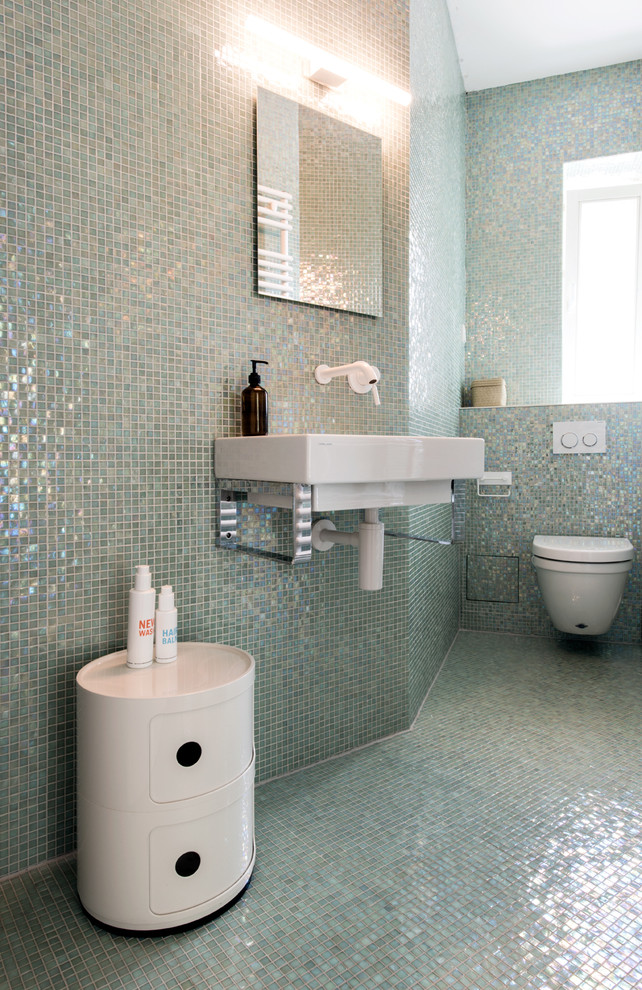 Kleine Moderne Gästetoilette mit Wandtoilette mit Spülkasten, grünen Fliesen, Mosaikfliesen, grüner Wandfarbe, Mosaik-Bodenfliesen und Wandwaschbecken in Mailand