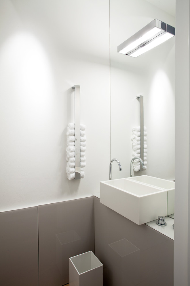 ミュンヘンにある高級な小さなコンテンポラリースタイルのおしゃれなトイレ・洗面所 (グレーのタイル、白い壁、ベッセル式洗面器) の写真