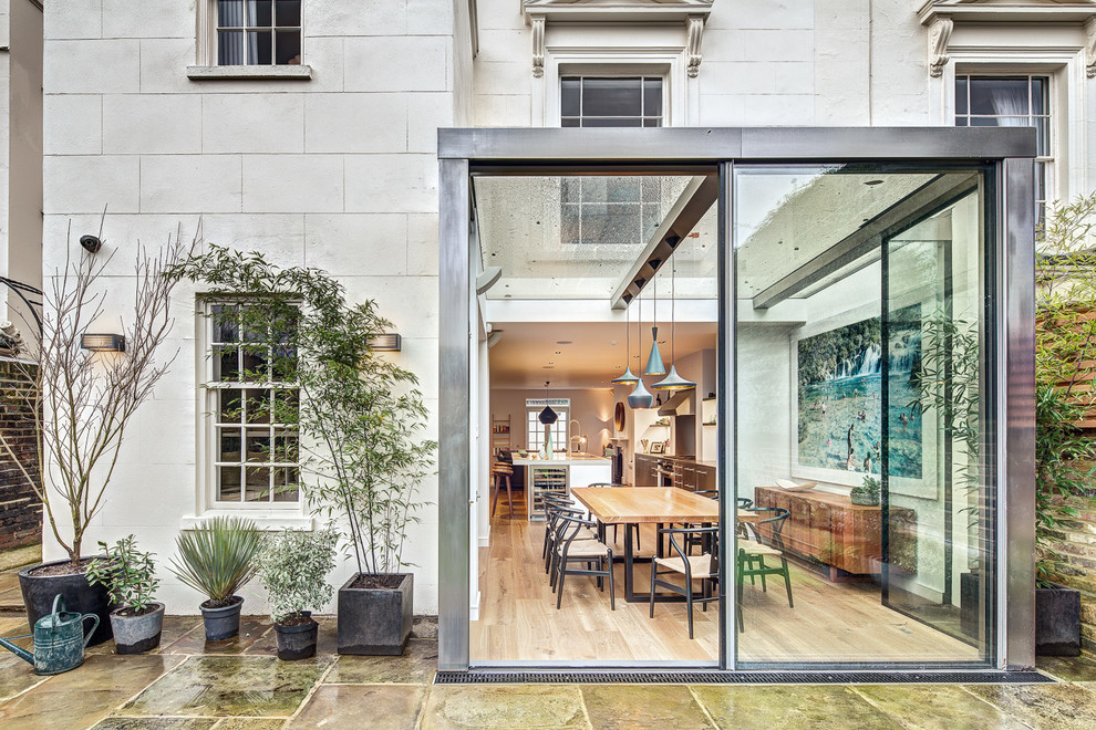 Idee per una veranda tradizionale di medie dimensioni con soffitto in vetro