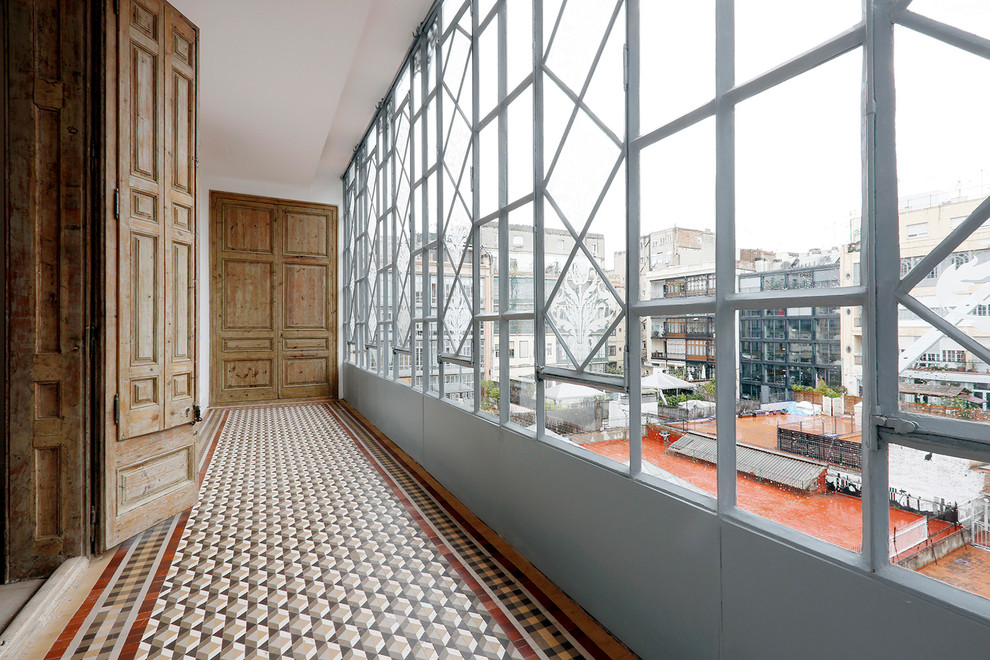 バルセロナにある広いトランジショナルスタイルのおしゃれなサンルーム (セラミックタイルの床、暖炉なし、標準型天井、マルチカラーの床) の写真