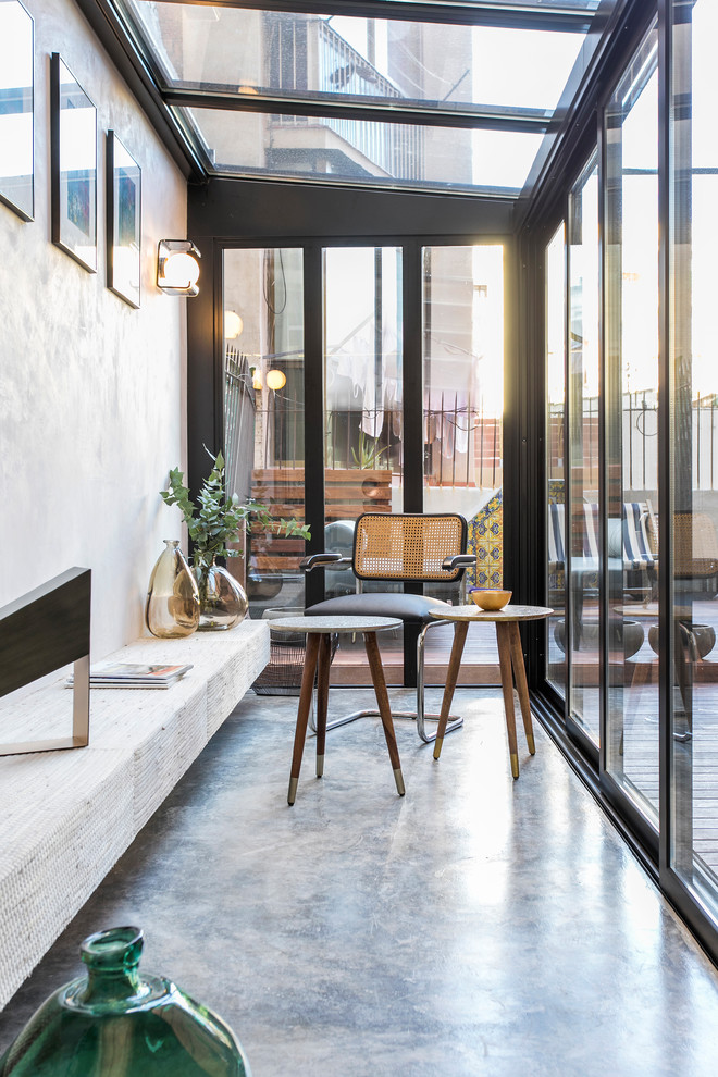 Idéer för ett modernt uterum, med glastak och grått golv