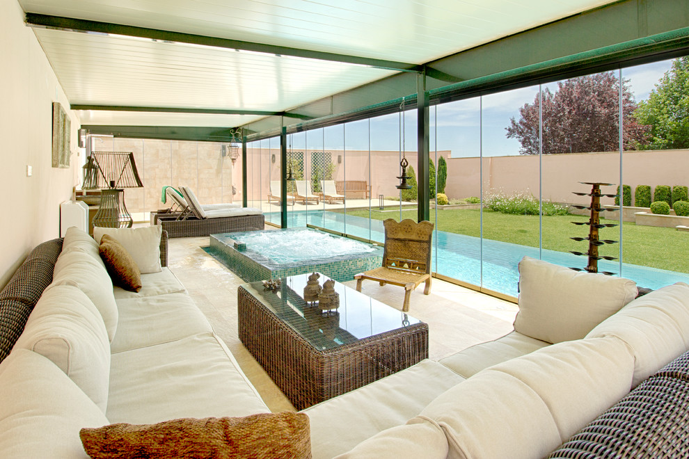 Foto di una veranda contemporanea con soffitto classico e pavimento beige