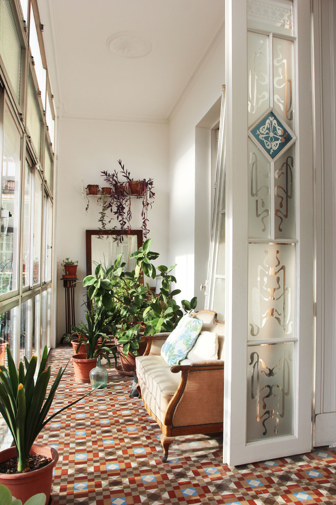 Foto di una veranda tradizionale di medie dimensioni con nessun camino, soffitto classico, pavimento con piastrelle in ceramica e pavimento multicolore