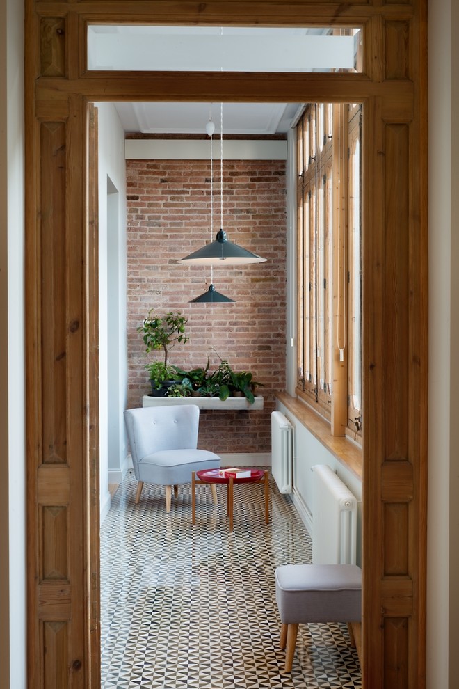 На фото: маленькая терраса в средиземноморском стиле с полом из керамической плитки и стандартным потолком без камина для на участке и в саду