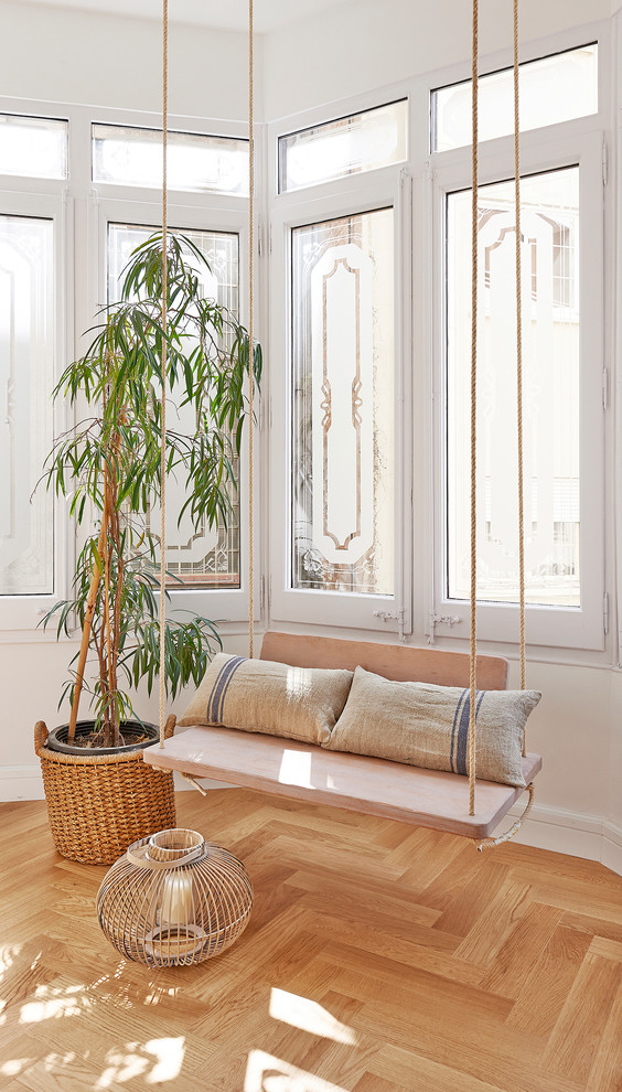 Inspiration för mellanstora minimalistiska uterum, med ljust trägolv och tak