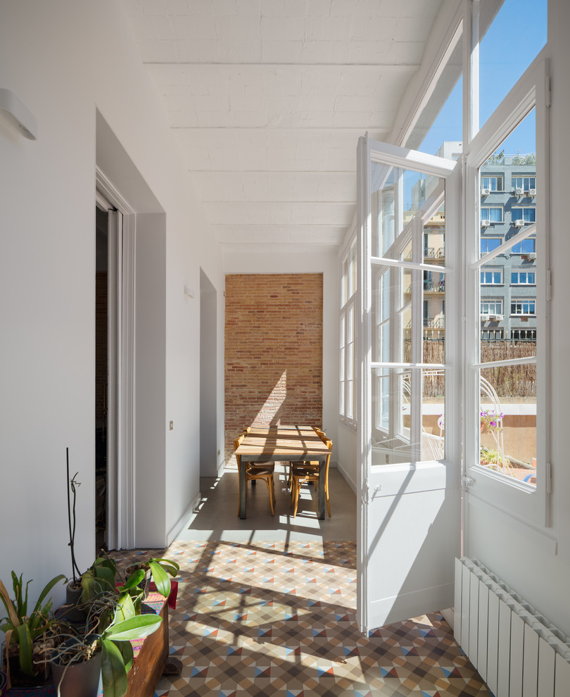 Ispirazione per una veranda mediterranea con pavimento in cemento, soffitto classico e pavimento multicolore