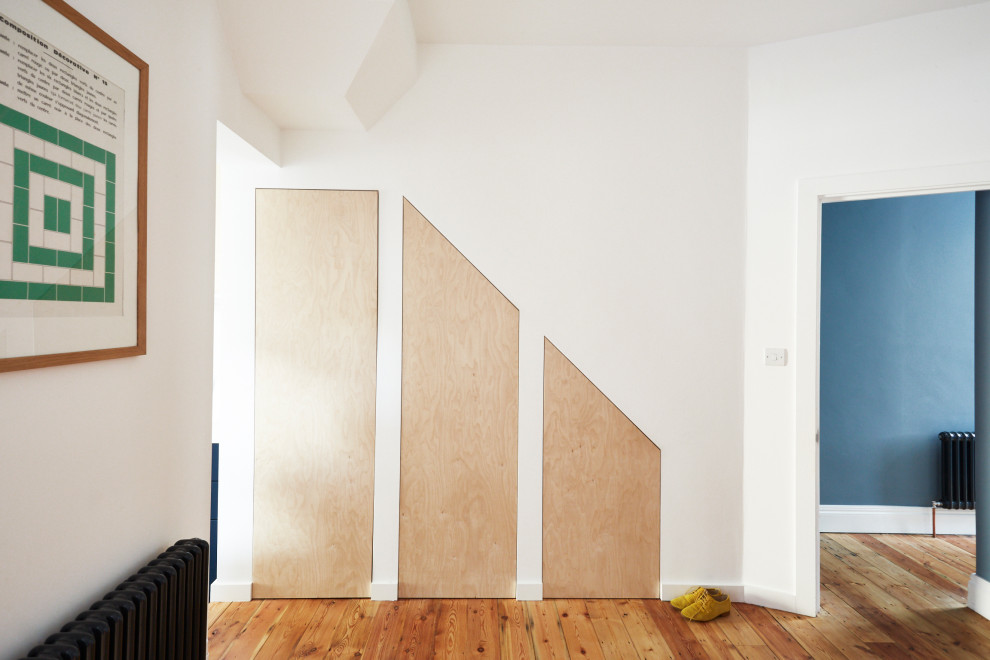 Ispirazione per un soggiorno tradizionale con pareti bianche e pavimento in legno massello medio