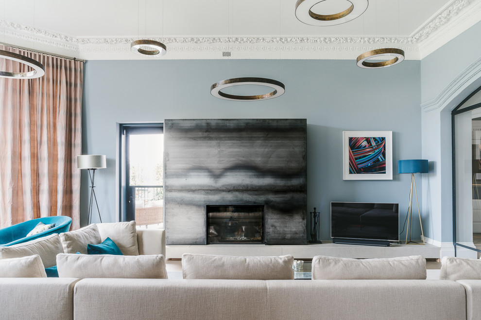 Источник вдохновения для домашнего уюта: гостиная комната в современном стиле с синими стенами, стандартным камином, отдельно стоящим телевизором и красивыми шторами