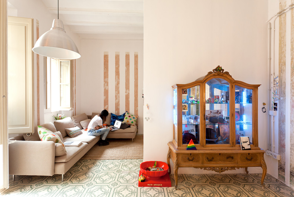 Modelo de sala de estar abierta urbana de tamaño medio sin televisor con paredes beige