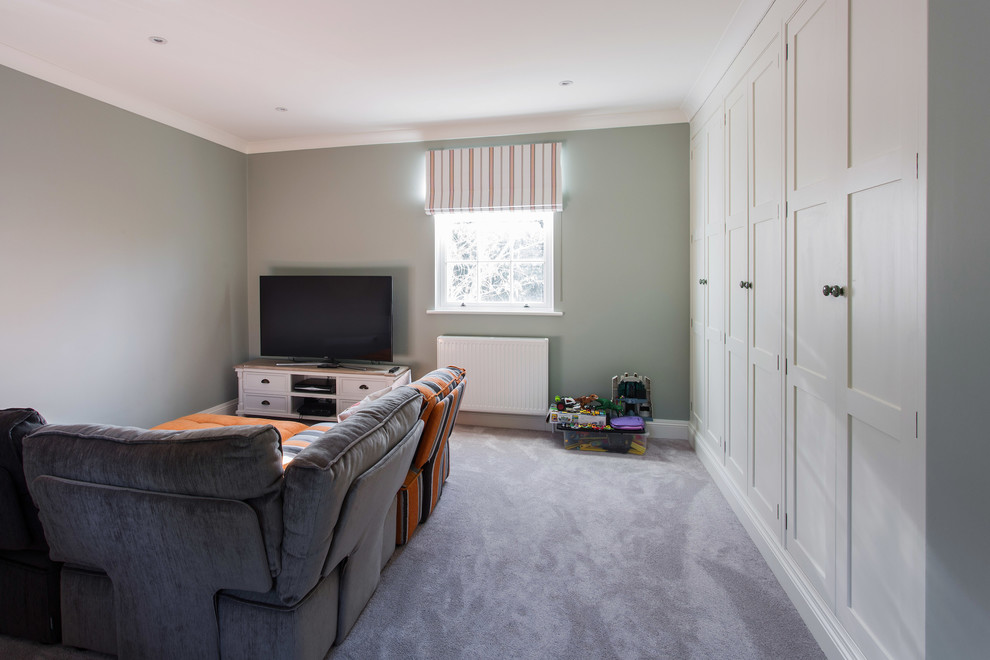 Großer, Offener Moderner Hobbyraum mit grauer Wandfarbe, Teppichboden, Eck-TV und grauem Boden in Kent