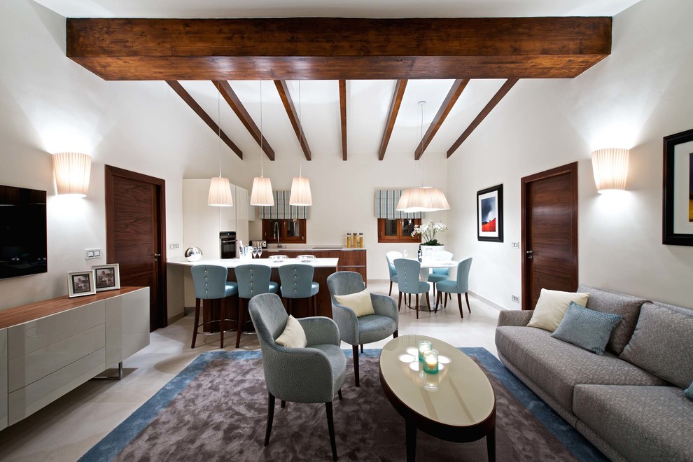 На фото: изолированная гостиная комната среднего размера в современном стиле с белыми стенами, телевизором на стене и ковром на полу без камина