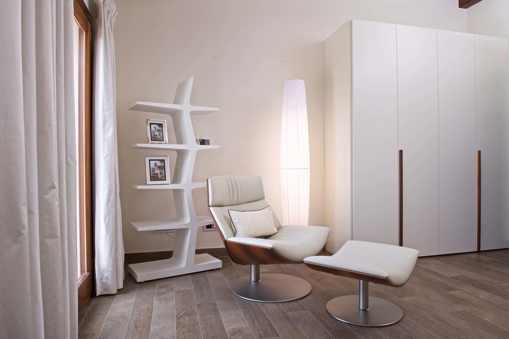 Inspiration pour une petite salle de séjour design ouverte avec un mur blanc, un sol en bois brun, aucune cheminée et aucun téléviseur.