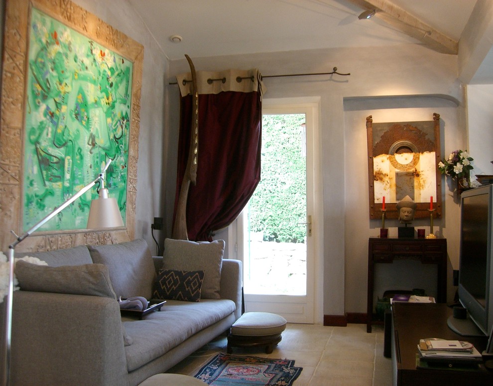 Foto di un piccolo soggiorno etnico chiuso con pareti grigie, pavimento in pietra calcarea, nessun camino e TV autoportante