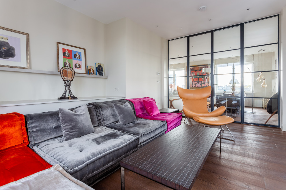 Modernes Wohnzimmer mit weißer Wandfarbe, dunklem Holzboden und braunem Boden in London