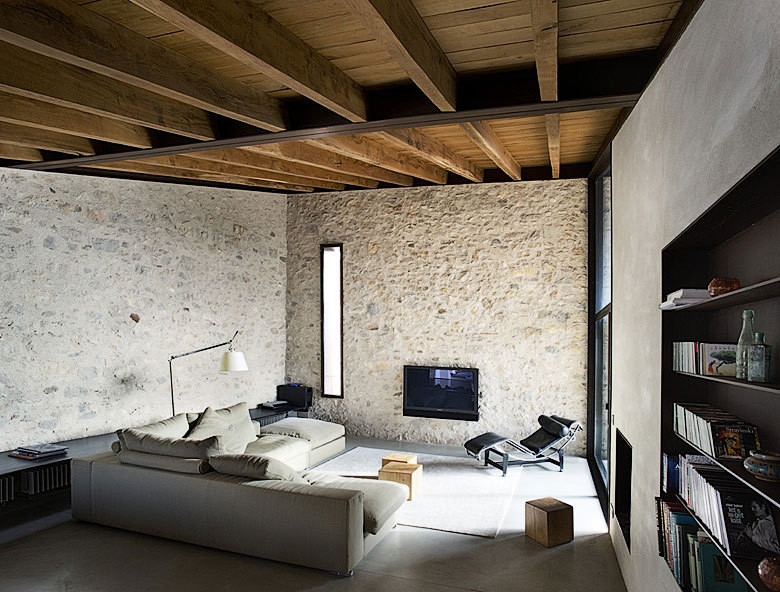 Imagen de sala de estar con biblioteca rural de tamaño medio con paredes grises
