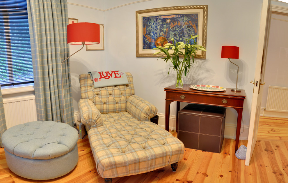 Immagine di un soggiorno boho chic chiuso con sala della musica, pareti blu e pavimento in legno massello medio