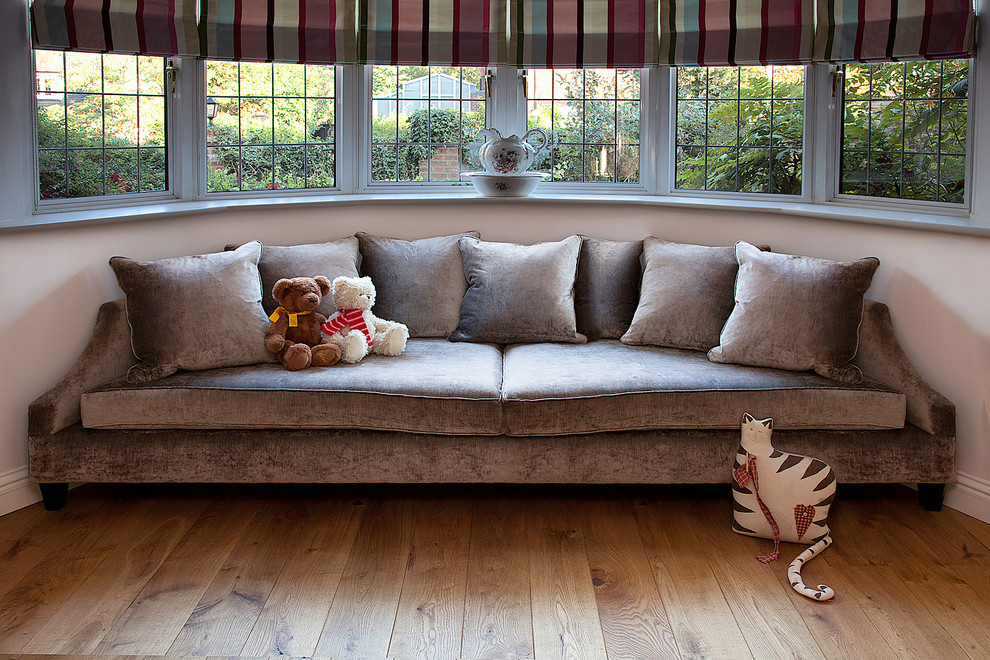 Imagen de sala de estar abierta actual de tamaño medio con suelo de madera en tonos medios
