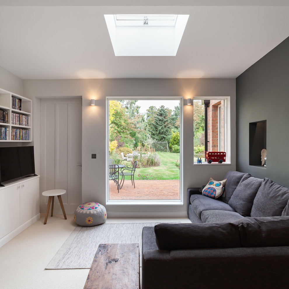 Идея дизайна: изолированная гостиная комната среднего размера в современном стиле с ковровым покрытием без камина